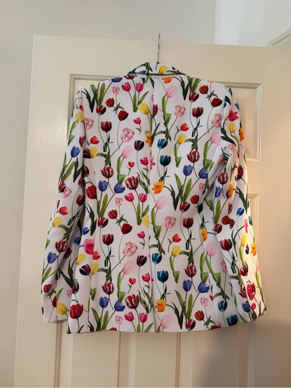 Alice + Olivia White Floral Tulip Print Blazer with Multicolor Blooms - Picture 2 of 4